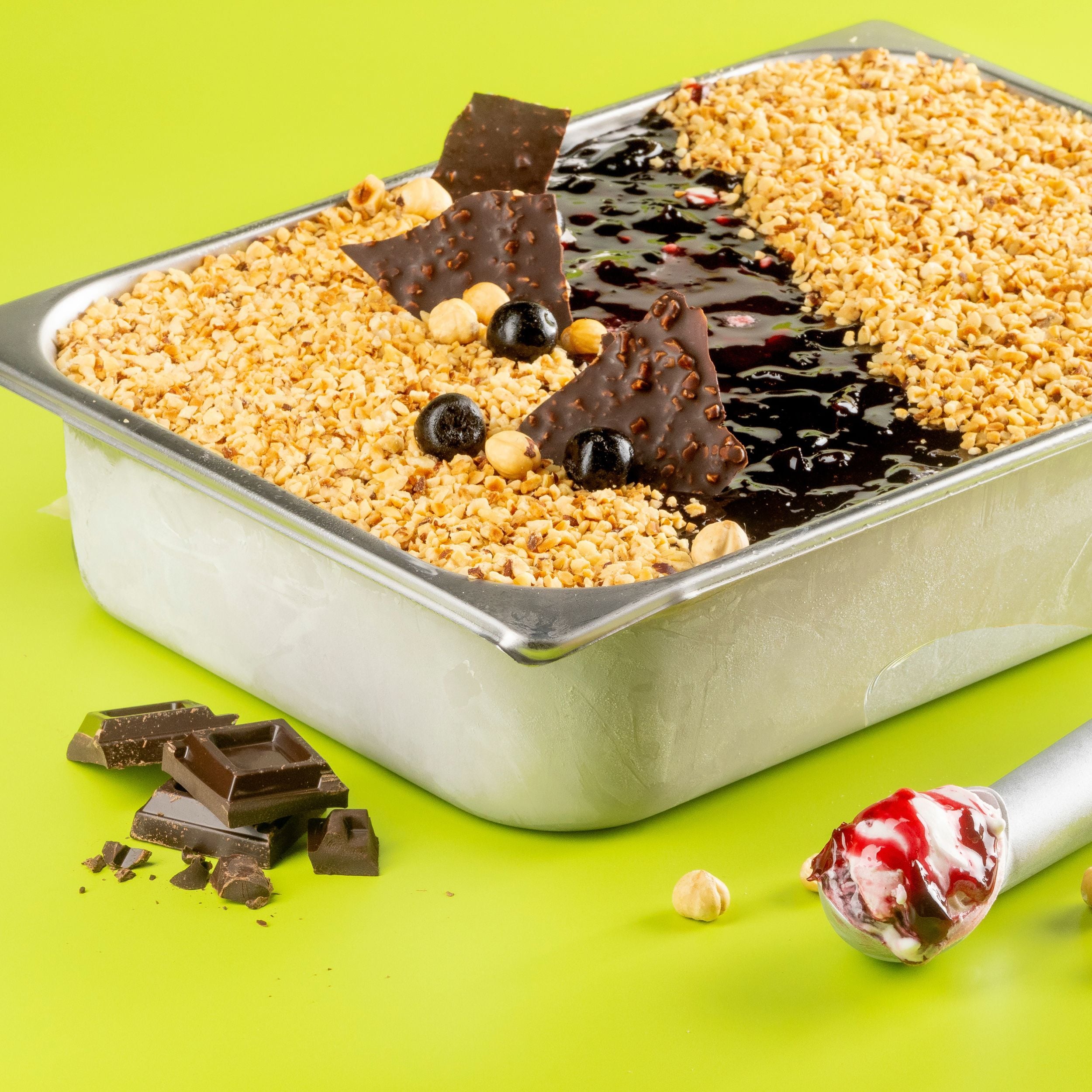 vaschetta di gelato cheeseecake con variegatura frutti di bosco e crumble vegano 